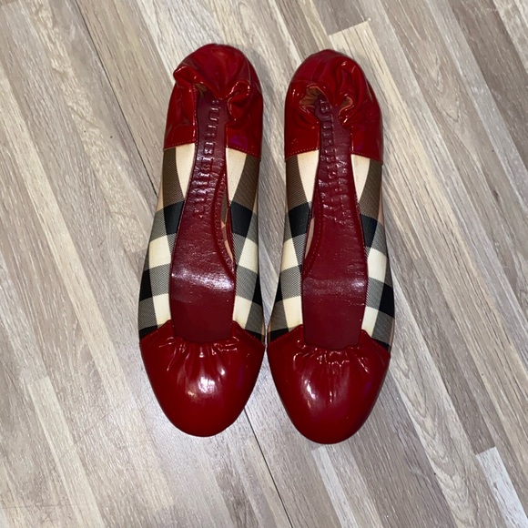 Burberry Flats - Picture 1 of 1